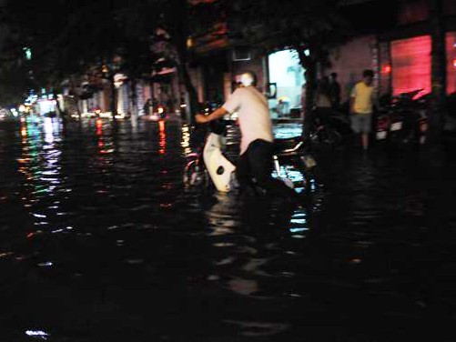 Nhiều chiếc xe bị chết máy giữa đường