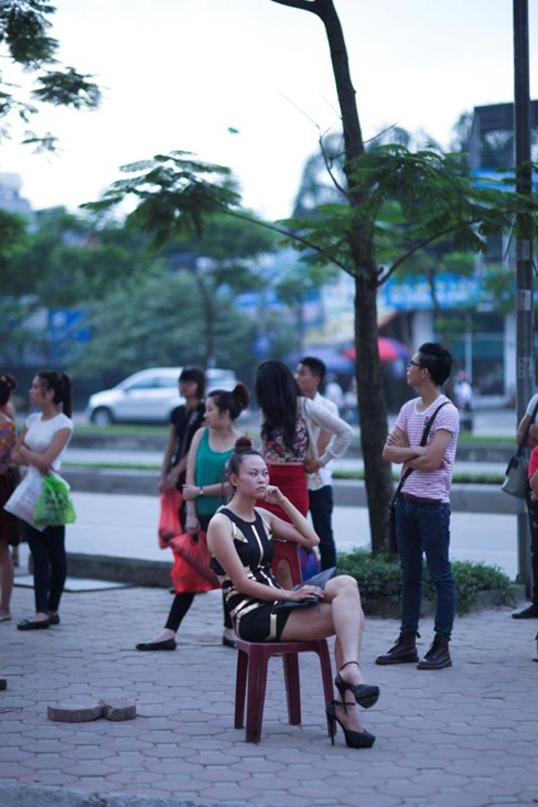 Một thí sinh nữ thông minh mang theo cả ghế nhựa để ngồi chờ vì biết sẽ phải chờ đợi rất lâu để đăng ký
