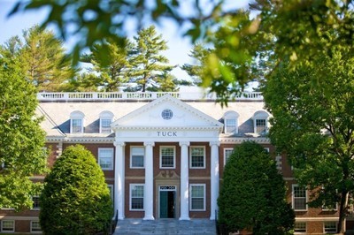 3. Trường kinh doanh ở Dartmouth Tỷ lệ sinh viên có việc làm sau 3 tháng tốt nghiệp: 93% Mức lương khởi điểm bình quân: 115.000 USD