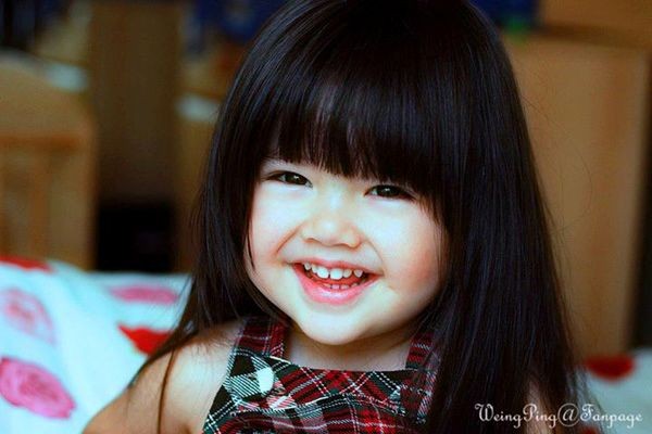 Weingping Benedetta Morakot Kunisch là tên đầy đủ của cô bé đáng yêu này. Năm nay Weingping mới chỉ tròn 3 tuổi, mang trong mình dòng máu lai Thái - Đức, cô bé hiện đang là nhóc tì được hâm mộ nhất tại Thái Lan. Với hơn 230.000 lượt theo dõi trên mạng xã hội và 4 triệu lượt xem trên Youtube, Weingping được nhiều người xưng tụng là thiên thần nhí của Thái