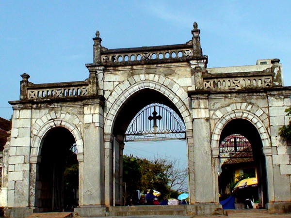 Cổng vào cũng được làm hoàn toàn bằng đá