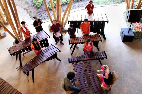 Từ những năm lớp 6, học sinh “Làng Tre” đã học cách tính toán lượng khí thải carbon hàng năm của trường để biết cần phải trồng bao nhiêu tre để bù đắp lại