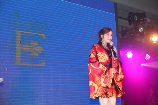 Tiếp sau đó, Lý Nhã Kỳ đã tổ chức đêm tiệc