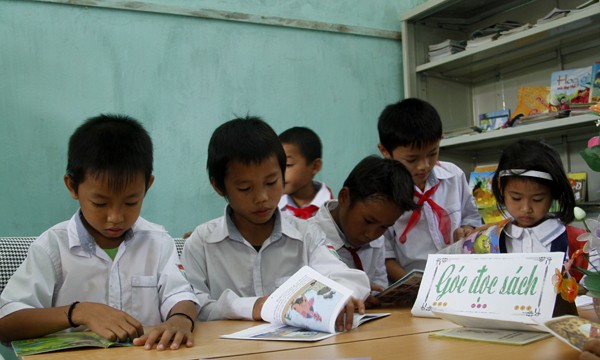 Khu vực bên cạnh là góc đọc sách với gần 1.000 đầu sách, truyện do Báo Tiền Phong và đoàn viên thanh niên VNPT quyên góp trao tặng. Góc đọc sách thu hút nhiều em nhỏ ngay trong ngày khai trương