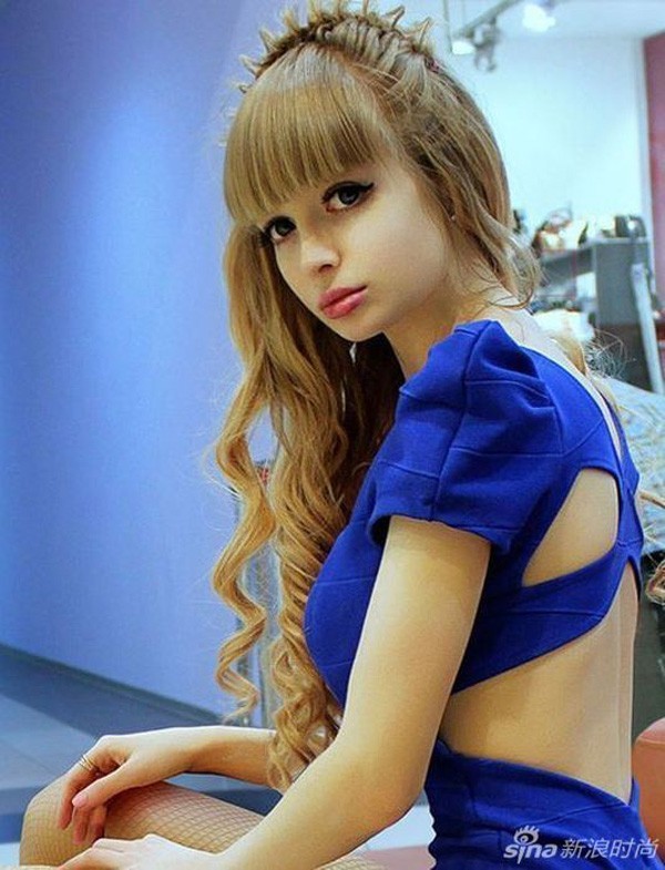 Anzhelika rất ít khi cười khiến nhiều người hồ nghi vì tác dụng phụ của phẫu thuật thẩm mỹ khiến cơ mặt cô không được tự nhiên hay do cô đang xây dựng hình ảnh búp bê lạnh lùng, quyến rũ