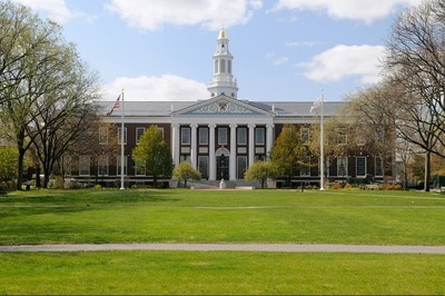 6. Trường kinh doanh Harvard Tỷ lệ sinh viên có việc làm sau 3 tháng tốt nghiệp: 89% Mức lương khởi điểm bình quân: 124.000 USD