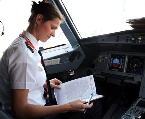 Sinh ra và lớn lên ở thủ đô Warsaw (Ba Lan), Anna chia sẻ, được sống và làm việc ở Việt Nam cũng là một điều may mắn, và cô thấy hài lòng khi được thỏa giấc mơ bay trên dải đất hình chữ S này