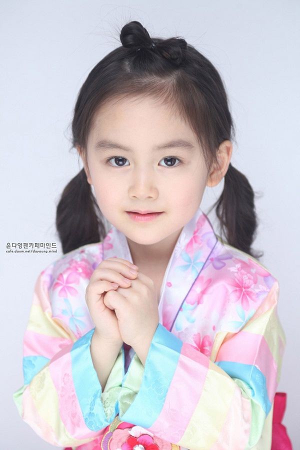Yoon Da Young là tên của cô bé đáng yêu này. Xuất hiện và trở nên nổi tiếng sau chương trình