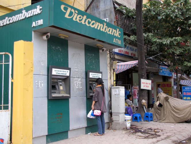 Một cây ATM không được trang bị cửa kính xung quanh, nằm gần các quán trà đá vỉa hè, rất dễ xảy ra hiện tượng bị cướp giật