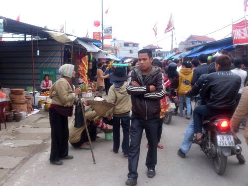 Tình trạng này diễn ra ngang nhiên giữa thanh thiên bạch nhật, song lực lượng chức năng dường như làm ngơ, hay nói đúng hơn là không thể dẹp xuể, để lại ấn tượng xấu trong lòng du khách