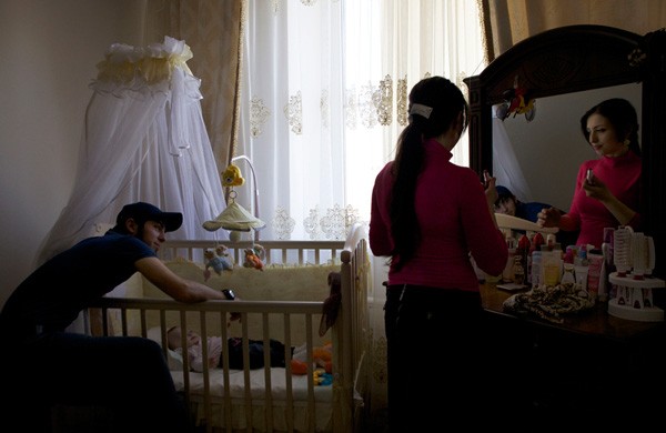 Đôi vợ chồng Diana Reshedova (20 tuổi) và Bekhlhan Yusoupov (21 tuổi) tại nhà riêng. Diana đã từng bị gia đình áp đặt vào một cuộc hôn nhân khác nhưng ngay đêm trước ngày cưới, cô đã bỏ trốn đến bên Bekhlhan - người cô yêu và hẹn hò bí mật. Tính tới hiện tại, đôi vợ chồng trẻ này đã cưới nhau được hơn hai năm