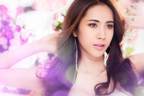 Nhan sắc mặn mà và tuyệt đẹp của bà mẹ một con Thủy Tiên. Cô cũng chưa từng phủ nhận việc mình phẫu thuật thẩm mỹ. Rõ ràng có thể nhận thấy, cô ngày một xinh đẹp và gợi cảm hơn