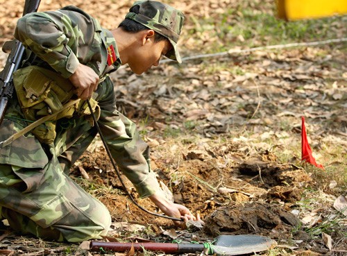 Thực hành luồn thuốn kiểm tra bẫy xung quanh mìn