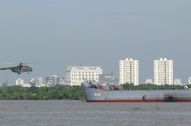 Boong tàu LST-542 có đủ không gian cho phép trực thăng hạng trung hạ cánh
