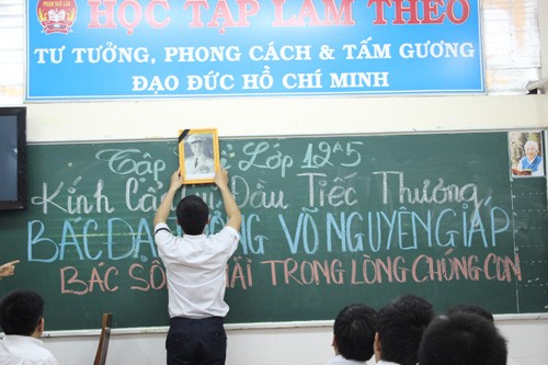 Trong lớp học, những hình ảnh của đại tướng Võ Nguyên Giáp được học sinh treo ở nơi trang trọng nhất