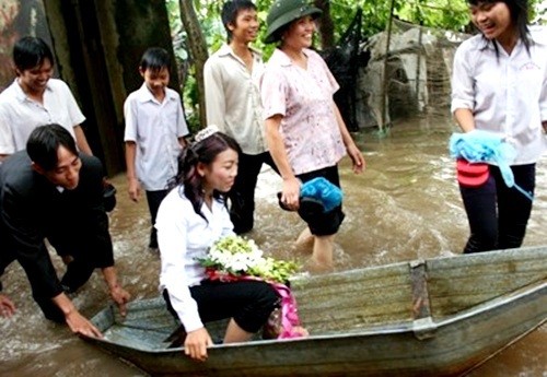 Đón dâu bằng xuồng trong một đợt lụt ở làng La Tinh, xã Đông La, huyện Hoài Đức, Hà Nội. Ảnh: Facebook Người HN