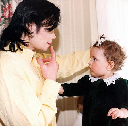 Michael Jackson cùng với vợ là y tá Debbie Rowe đã chào đón cô con gái Paris Jackson vào tháng 4/1998 bằng phương pháp thụ tinh nhân tạo và sau một năm, Michael Jackson đã ly dị vợ. Paris Jackson còn có một người anh ruột tên Prince Michael lớn hơn mình 1 tuổi và người em trai cùng cha khác mẹ là Prince Michael II (Blanket) ra đời năm 2002
