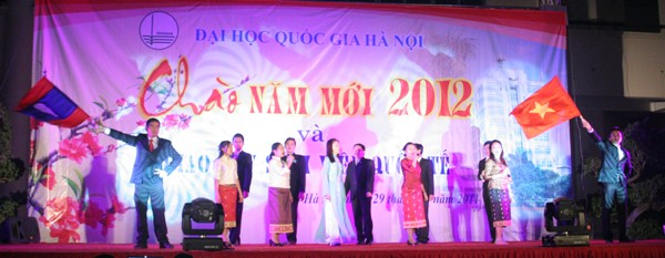 Thể hiện tình bền chặt quan hệ anh em Việt - Lào trong tiết mục