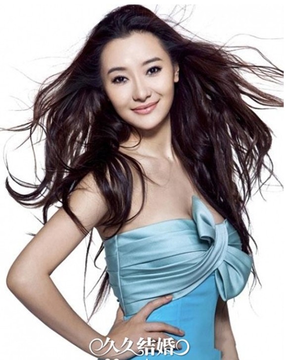 Nữ ca sĩ - diễn viên xinh đẹp Ái Đới