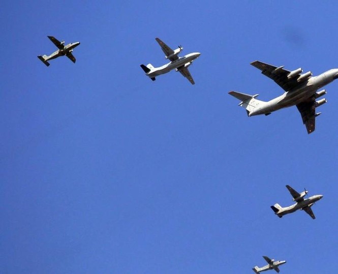 Biên đội máy bay tiếp dầu trên không IL-78, máy bay vận tải An-32
và máy bay tuần tiễu Dornier DO-228