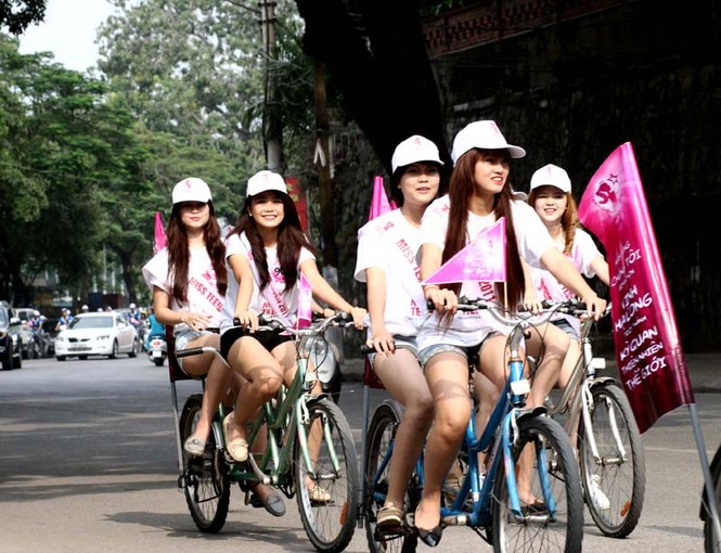 Đoàn đã qua nhiều tuyến phố của trung tâm thành phố Hạ Long