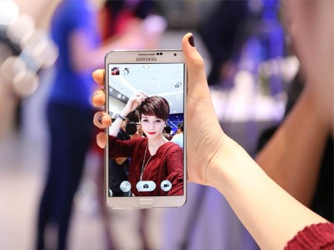 Camera trước 5MPX có thể dùng để soi gương