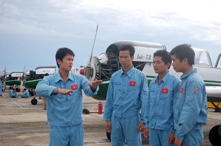 Thầy, trò rút kinh nghiệm sau mỗi chuyến bay