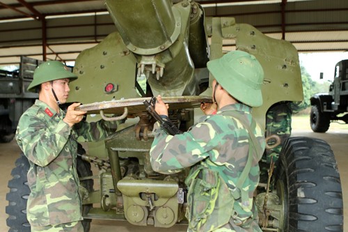 Nắp kích bệ tỳ trong chuẩn bị pháo hành quân ở đại đội 805, tiểu đoàn pháo 2