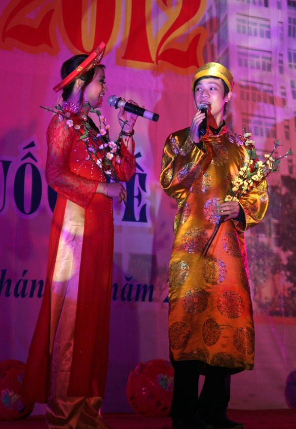Dáng xuân với sắc đỏ may mắn, sắc vàng sung túc