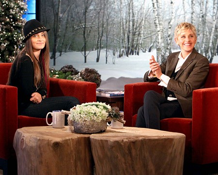 Lần đầu tiên, cô thiếu nữ trưởng thành Paris Jackson đã tự tin trả lời phỏng vấn trong chương trình của Ellen DeGeneres vào tháng 12/2011.