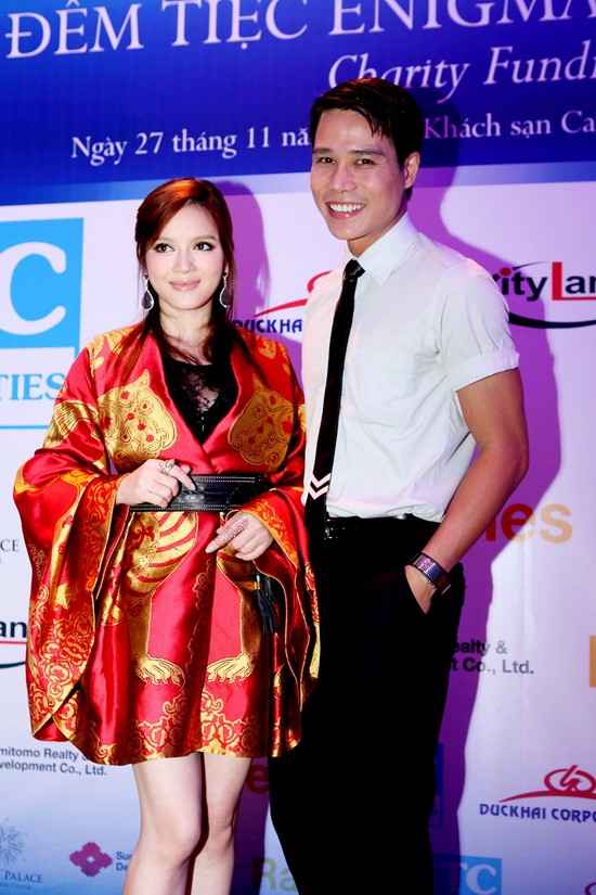 Đêm đấu giá những món hàng hiệu, kim cương để gây quỹ từ thiện còn có sự tham gia của Nam vương Tiến Đoàn