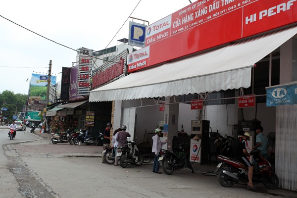 Cây xăng trên đường nằm cạnh nhà dân và nhà hàng