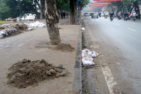 Đất cát vung vãi lấn