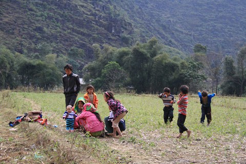 Các em nhỏ chơi đùa khi nắng lên. Ảnh: Trường Phong.