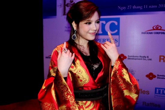 Khai trương shop kim cương, hàng hiệu và đêm tiệc từ thiện có mặt nhiều