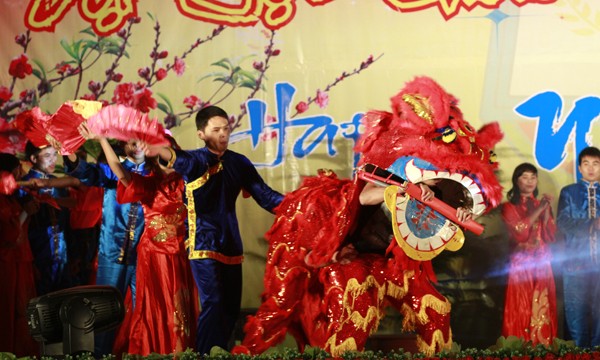 Đặc sắc là lời chào năm mới bằng những bài hát đặc gắn với văn hóa từng nước như Campuchia, Trung Quốc...