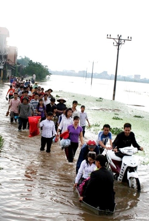Đoàn rước dâu sau đó phải lội nước một quãng dài. Ảnh: Facebook Người HN