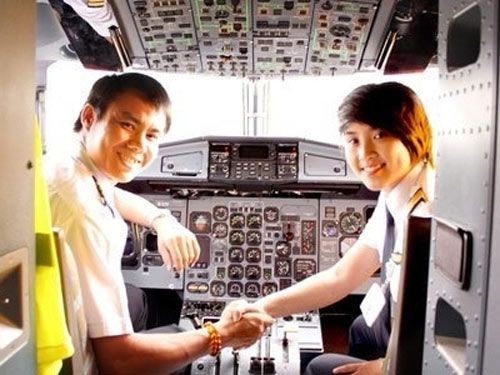 Nữ cơ phó Nguyễn Kim Châu (SN 1989) là cô gái nhỏ tuổi nhất của đoàn bay 919 - Tổng Công ty hàng không Việt Nam (Vietnam Airlines). Hiện Châu đã có hơn 1.000 giờ bay an toàn. Châu tâm sự, cô đến với nghề phi công rất tình cờ. Học hết cấp 3, trong thời gian định đi du học, chỉ vì đọc qua một mẩu tin Vietnam Airlines tuyển phi công, Kim Châu đã quyết định đăng ký và trải qua các cuộc tuyển trạch gắt gao để được vào học lớp huấn luyện phi công