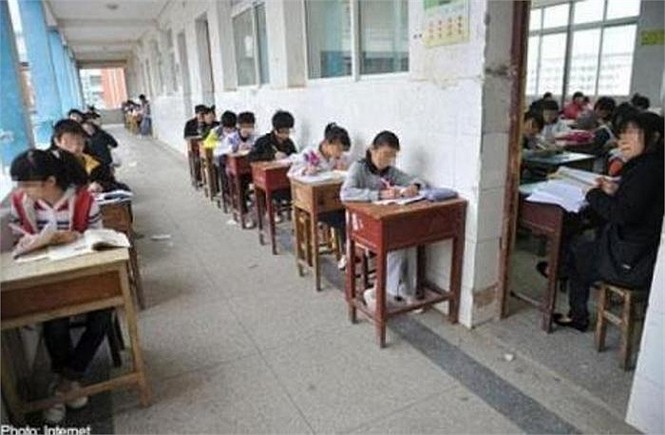 Những học sinh hư hỏng bị giáo viên bắt ra ngoài ngồi trong thời tiết giá lạnh, trong khi những học sinh khác được ngồi ở phòng học