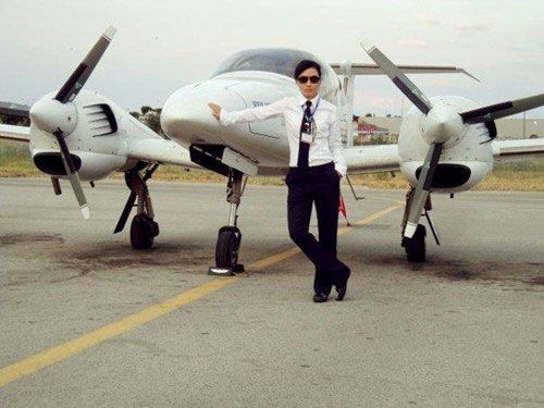 Nhung chia sẻ: Trong ngành hàng không, mỗi lần nâng cấp bậc, tùy thuộc vào tổng giờ bay của mỗi phi công. Đặc biệt, phi công cần có cách xử lý tình huống, trong mọi trường hợp phải kiên nhẫn và bình tĩnh, phải có thần kinh thép để xử lý mọi vấn đề. Trong các vụ tai nạn về hàng không, có tới 80% là do yếu tố con người, vì vậy phải cẩn trọng tuyệt đối, nhạy bén và có óc phán đoán