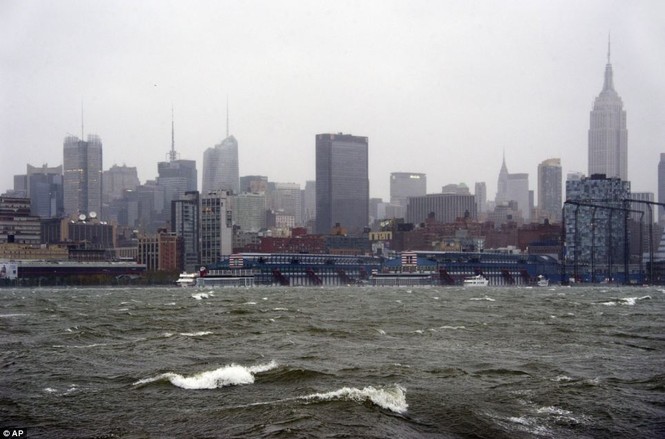 Mực nước ở sông Hudson (New York ) tiếp tục lên cao