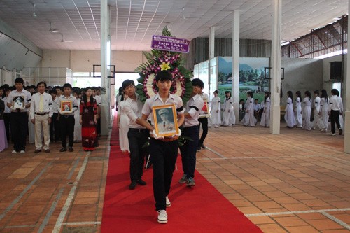 Và cùng nhau dâng lên đại tướng những vòng hoa tươi thắm