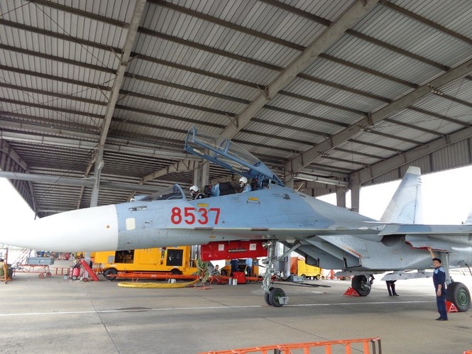 Thượng tá Ngô Quang Hiền (ngồi sau), trung đoàn trưởng Trung đoàn 935 bay trên chiếc Su 30MK2 số hiệu 8537 cùng đồng đội trong một chuyến bay huấn luyện