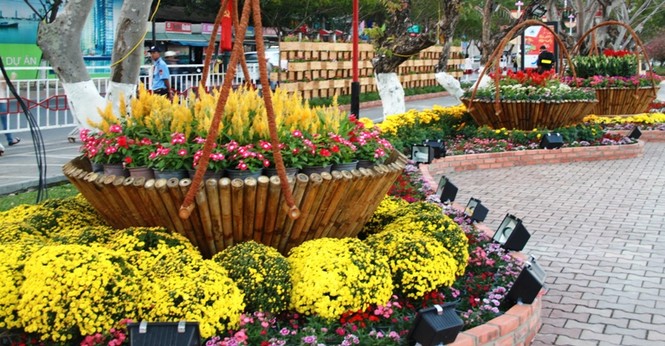 Với chủ đề “trăm hoa khoe sắc”, đường hoa Xuân sử dụng hơn 100 loài hoa khác nhau cùng 100.000 giỏ hoa được vận chuyển từ TPHCM ra Đà Nẵng