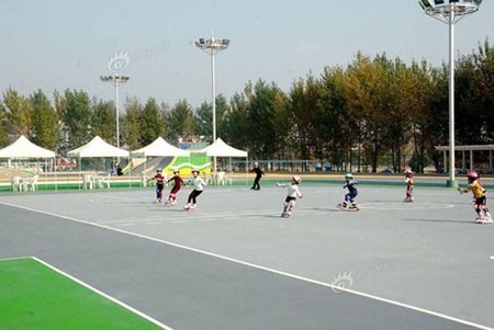 Trẻ em chơi đùa trên sân patin mới được xây dựng ở thủ đô Bình Nhưỡng