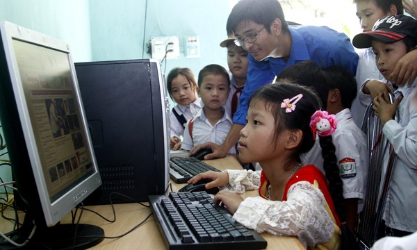 Một em học sinh vào trang điện tử Tiền Phong