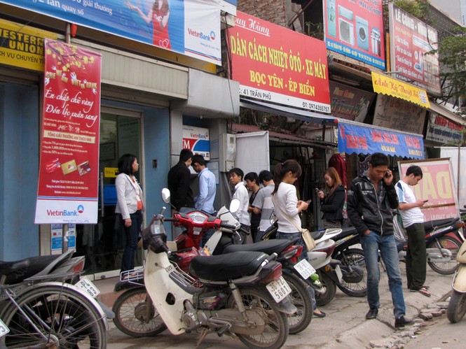 Mã pin chính là chiếc chìa khóa quan trọng nhất để kẻ gian có thể ăn cắp tiền trong tài khoản của chủ thẻ. Vì vậy chủ thẻ phải tạo thói quen che tay khi nhập mã pin