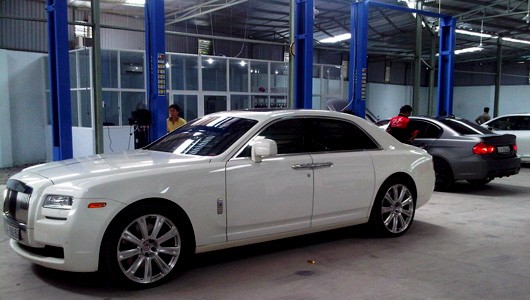 Ghost được trang bị động cơ V12 6.6L turbo tăng áp cho công suất 563 mã lực và mô-men xoắn 780 Nm. Sử dụng hộp số ZF tự động 8 cấp, Ghost có thể tăng tốc từ 0-100km/h trong 4,9 giây trước khi đạt tốc độ cực đại 250km/h