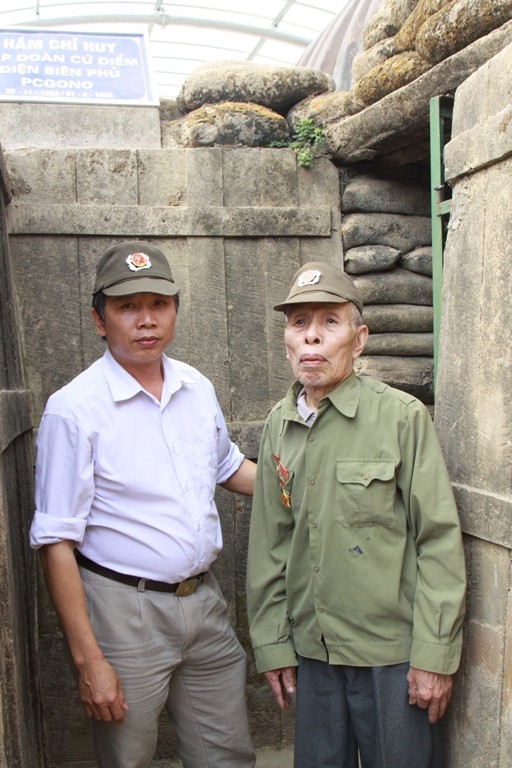 Cụ Hà thăm lại chiến tích quân ta đã đánh chiếm hầm chỉ huy của Đờ Cát