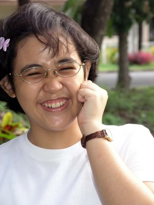 Mikaela Irene Fudolig bước qua cánh cửa Đại học Philippines khi mới 11 tuổi. Cô luôn là học sinh đứng đầu trong khoá. Mikaela tốt nghiệp Chuyên ngành Khoa học Vật lý ở tuổi 16. Hiện tại, cô đang theo học bằng tiến sĩ đồng thời là vị giáo sư trẻ tại chính ngôi trường mình đang theo học. Sở thích nghiên cứu của Mikaela là sử dụng mô hình toán học để phân tích hành vi các hệ thống, nghiên cứu hệ thống sinh học, và “econophysics” – nghiên cứu kinh tế dựa trên lý thuyết và phương pháp của vật lý